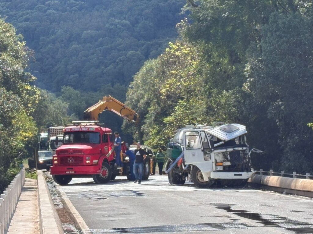 Grave colisão entre caminhões mobiliza socorro na BR-153, em Concórdia