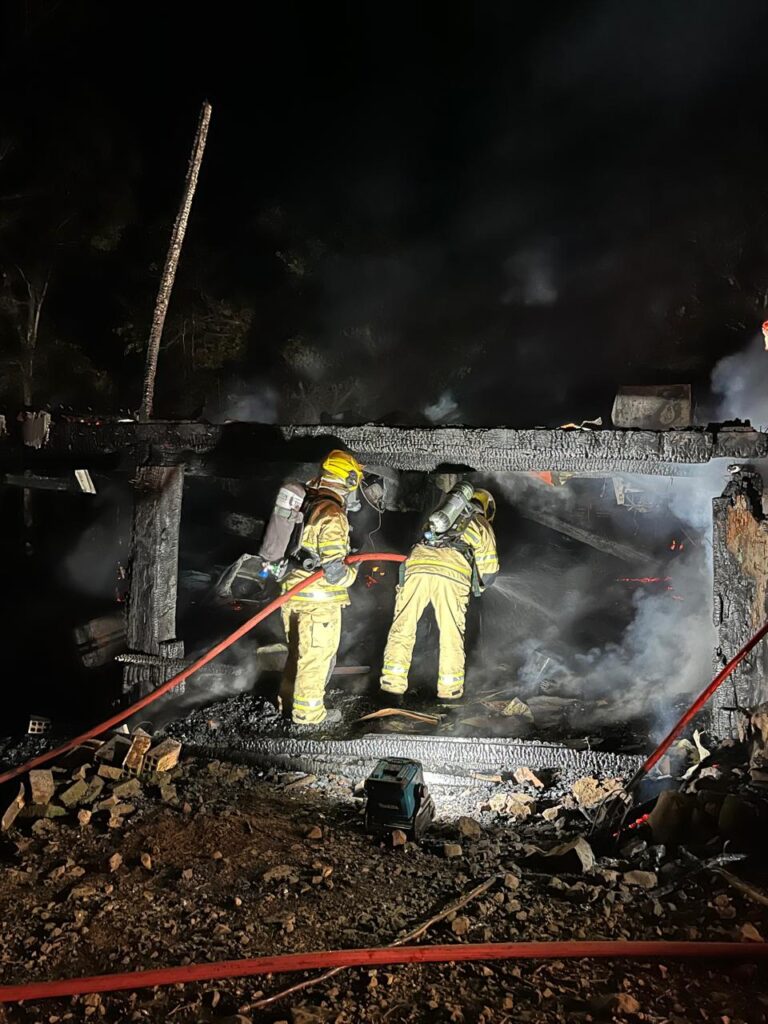 Casa destruída pelo fogo non interior de Itá na noite desta quinta-feira