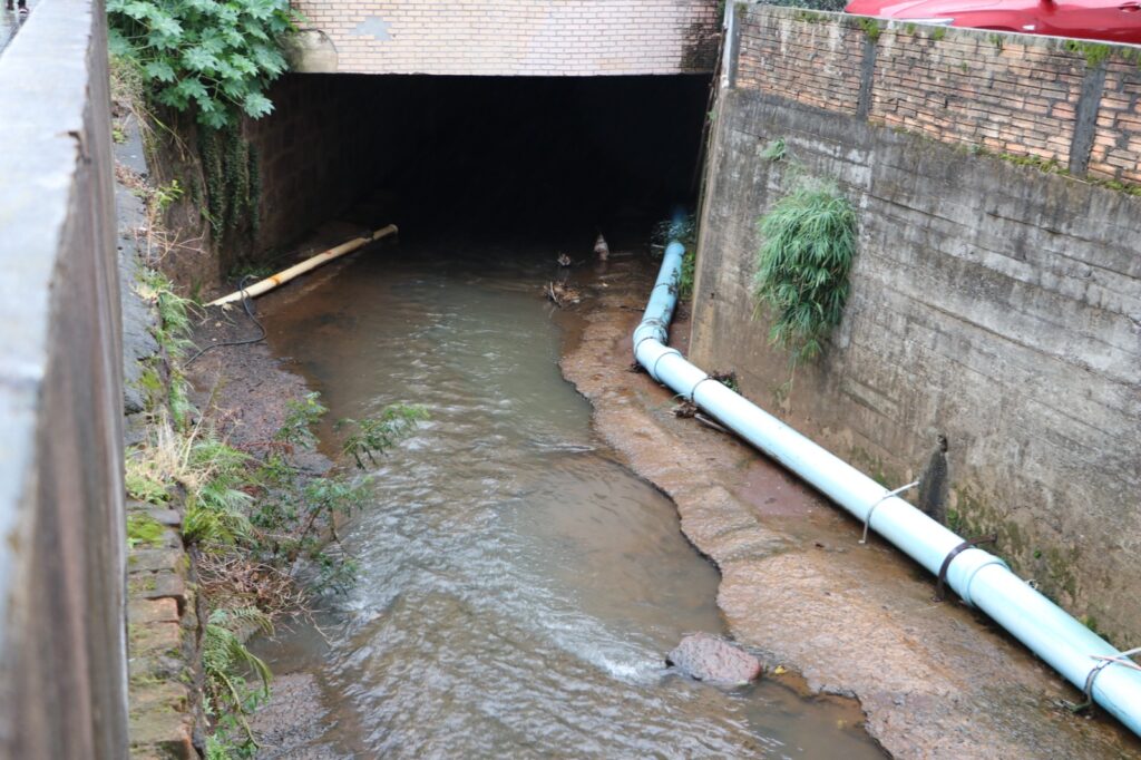 Limpeza do Rio dos Queimados para prevenção de alagamentos