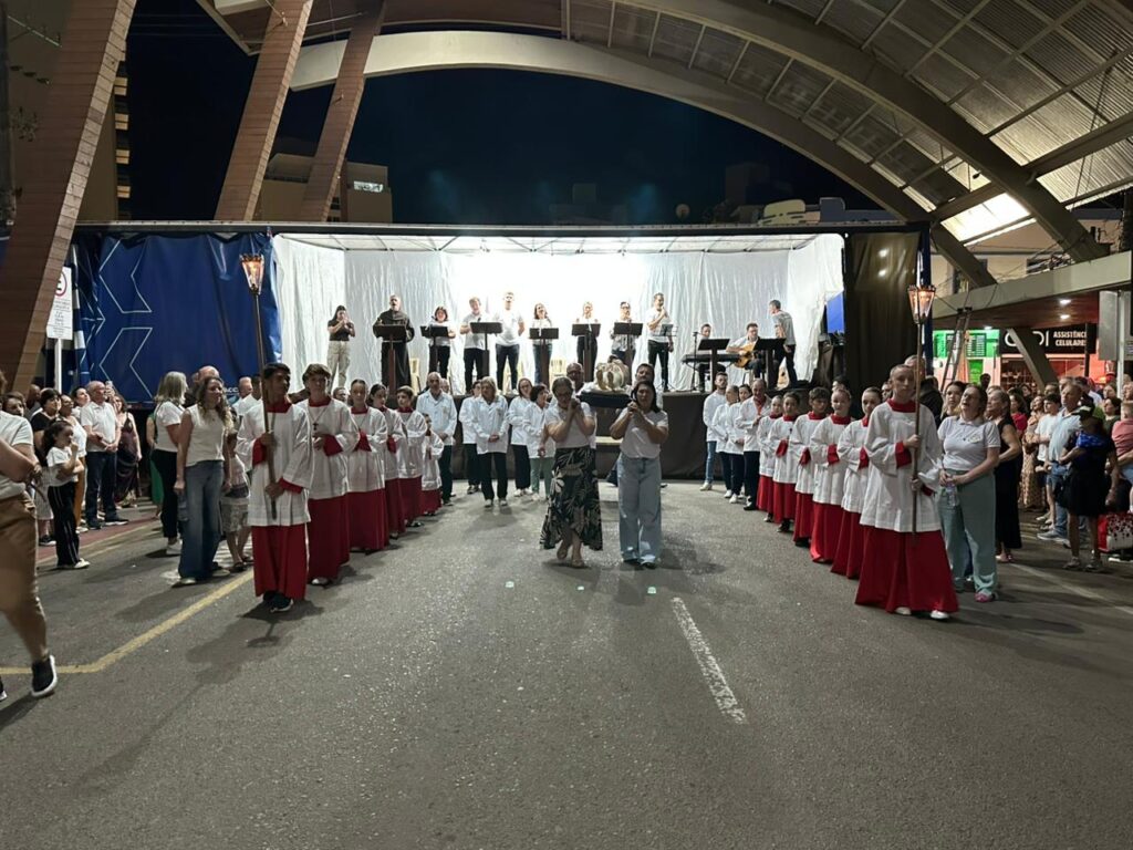 Multidão de fiéis participa da procissão do Senhor Morto em Concórdia