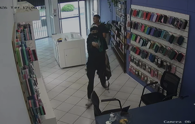 Dupla armada assalta loja de celulares na área central de Concórdia