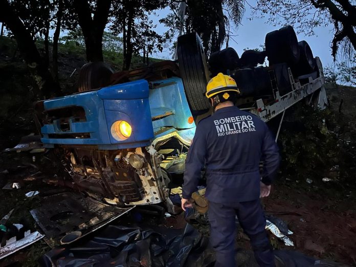 Acidente com caminhão deixa um morto e um ferido na ERS-135 em Erechim