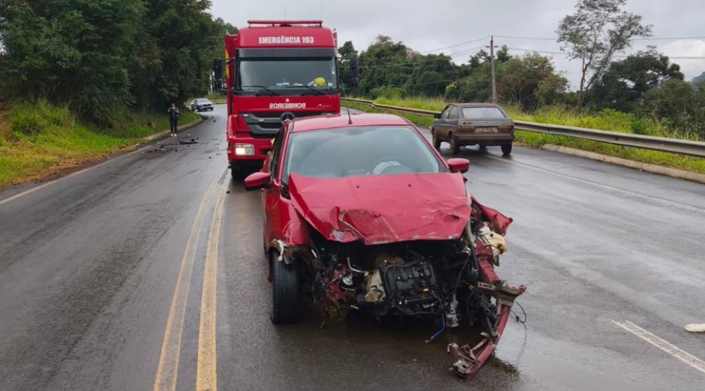 Capotamento e colisão frontal em sequência complicam o trânsito na SC-355 em Concórdia