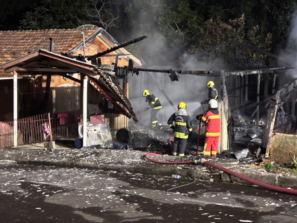 Casa totalmente destruída pelo fogo no Bairro Liberdade, em Concórdia