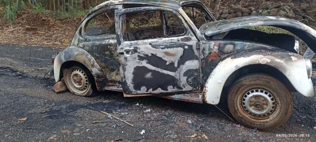 Incêndio destrói Fusca no interior de Concórdia