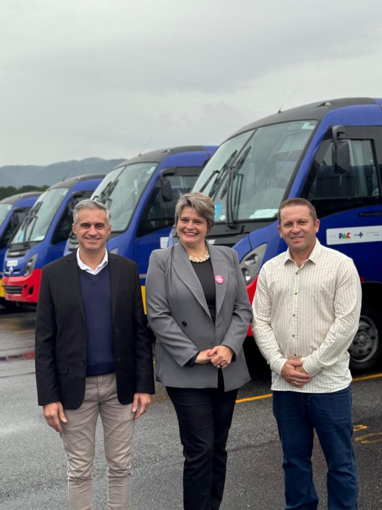 Vereadores acompanham entrega de micro-ônibus destinado à saúde de Concórdia