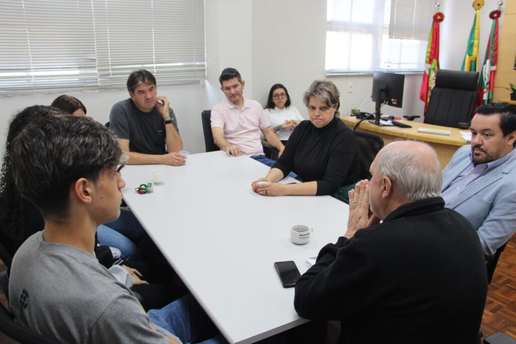 Vereadores se reúnem com representantes do IFC para tratar de problemas no transporte escolar