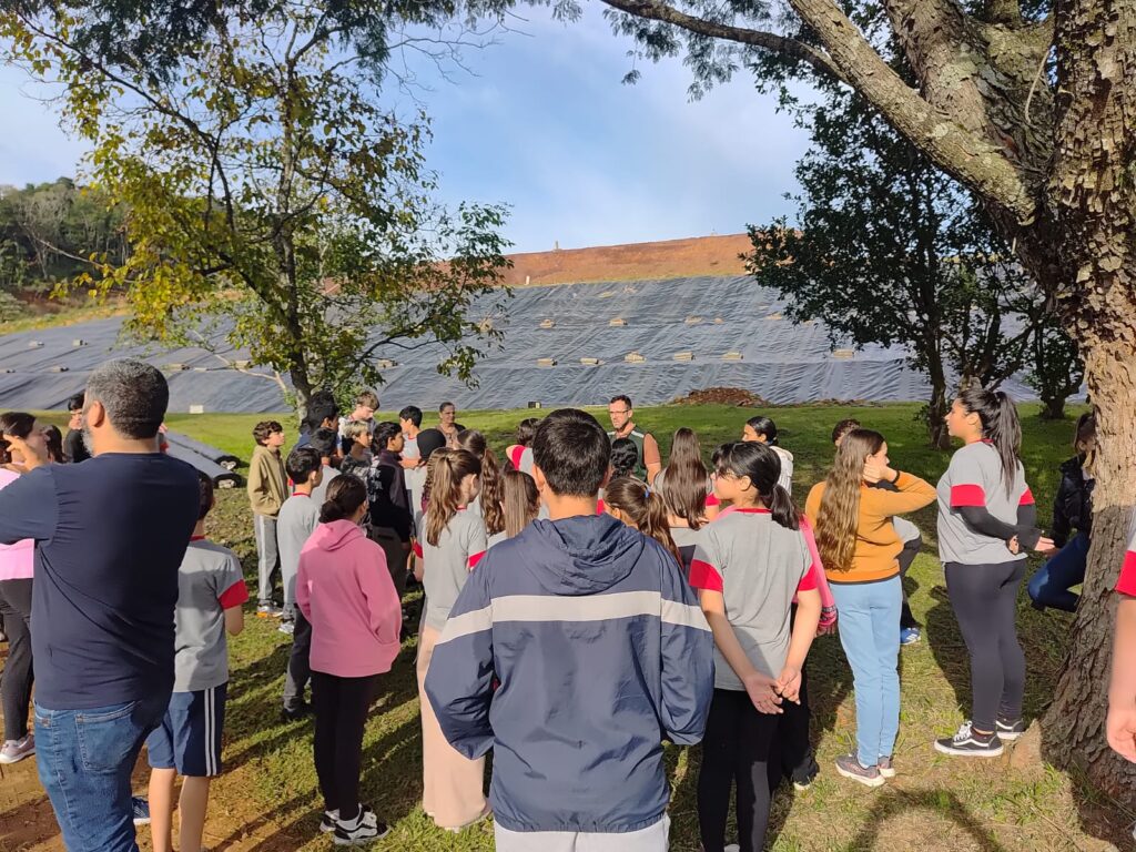 Alunos da EBM Santa Rita fazem visita técnica ao Aterro Sanitário