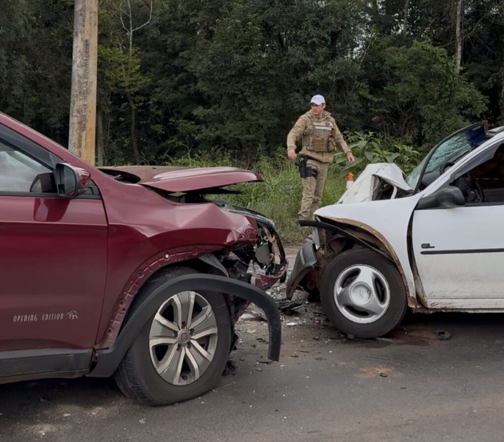 Colisão entre Fiat Toro e Chevrolet Corsa é registrada na SC-283, em Concórdia
