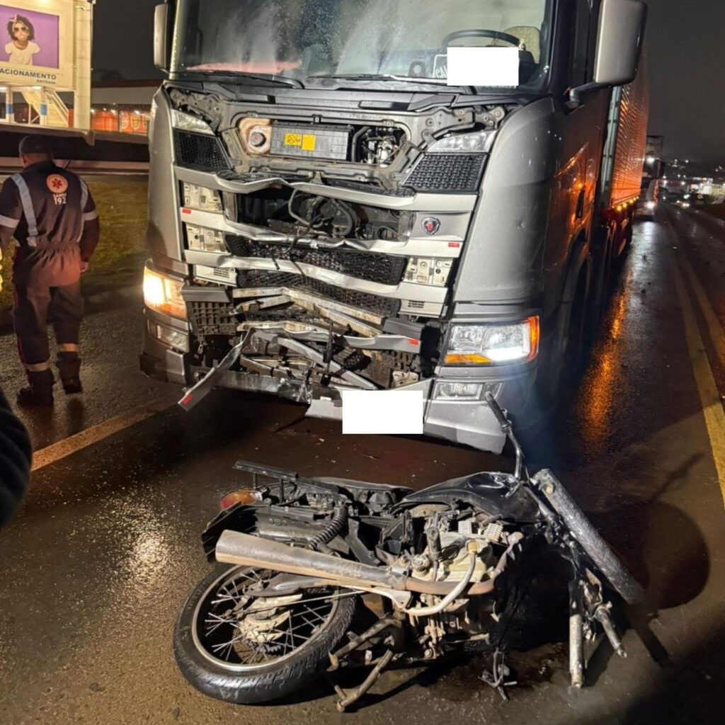 Jovem de 21 anos morre após colidir moto contra carreta na BR-153 em Erechim