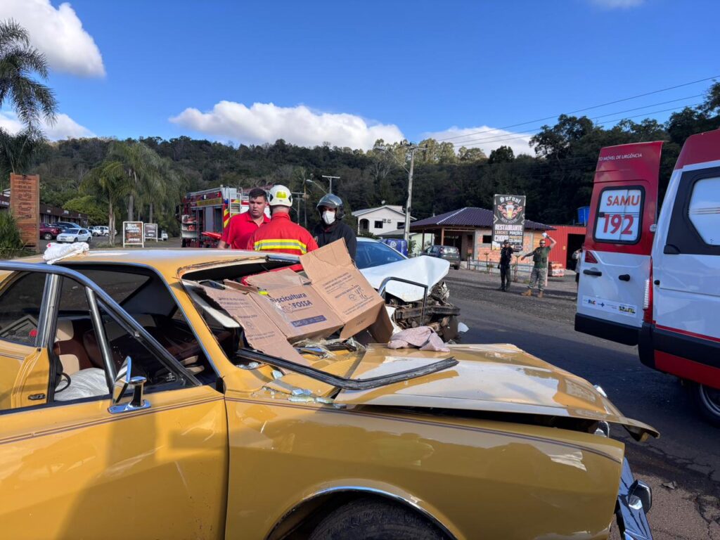 Acidente envolvendo três veículos deixa motorista preso às ferragens na SC-390, em Concórdia