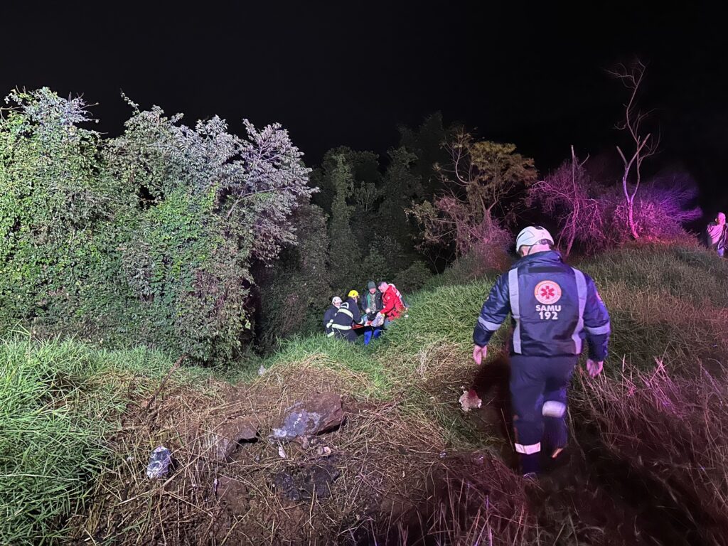 Capotamento deixa duas pessoas feridas no Contorno Viário Norte