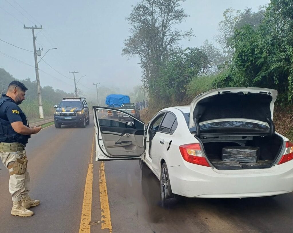 PRF intercepta automóvel clonado com mais de 120 quilos de maconha no Oeste catarinense
