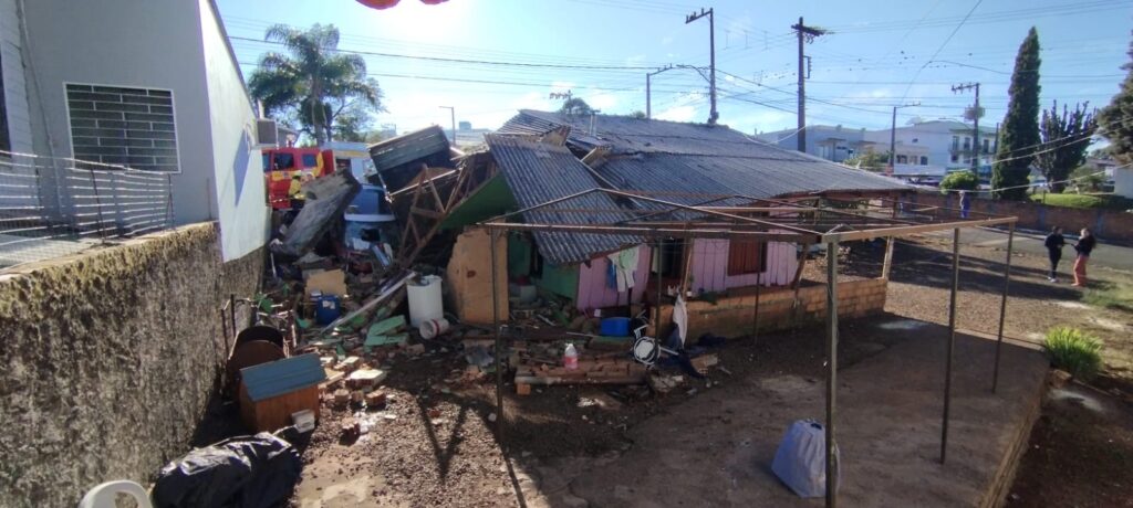 Caminhão carregado de areia perde o controle, atinge carros e invade casa no centro de Xanxerê