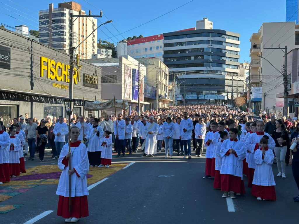 Fé e devoção marcam procissão de Corpus Christi pelas ruas de Concórdia