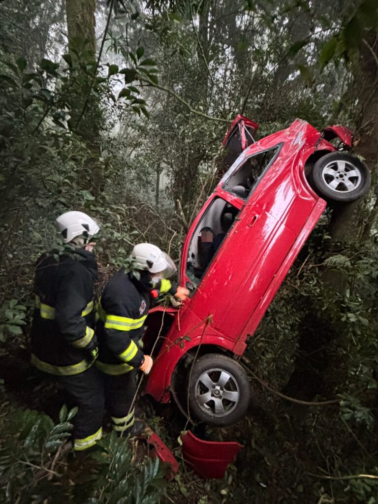 Veja as imagens: carro desce ribanceira de 50 metros e motorista fica gravemente ferido em Concórdia