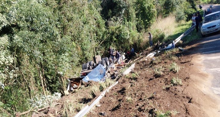 Caminhoneiro fica preso às ferragens e sofre ferimentos graves após bitrem capotar em ribanceira na BR-153