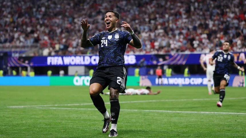 Argentina vence a Inglaterra de virada e decide a Copa do Mundo contra a Espanha