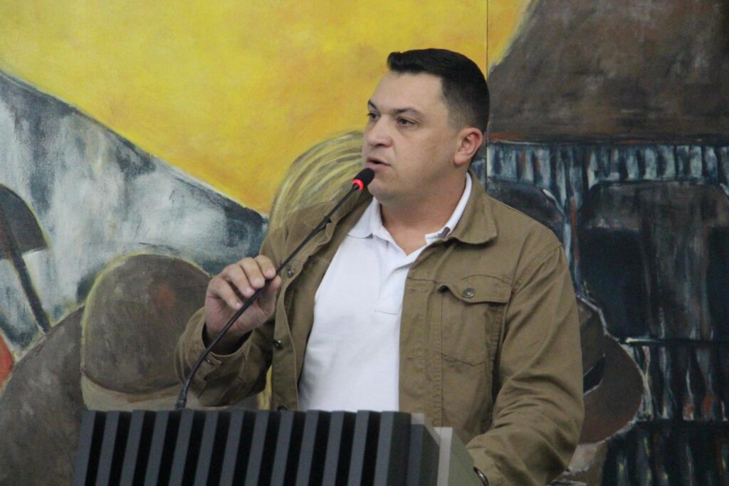 Vereador Cézar Pichetti propõe ação coletiva para limpeza das margens do lago de Concórdia