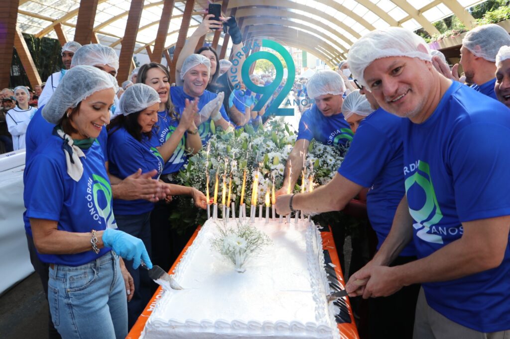Milhares de pessoas celebram o aniversário de Concórdia com bolo e mortadela de 92 metros