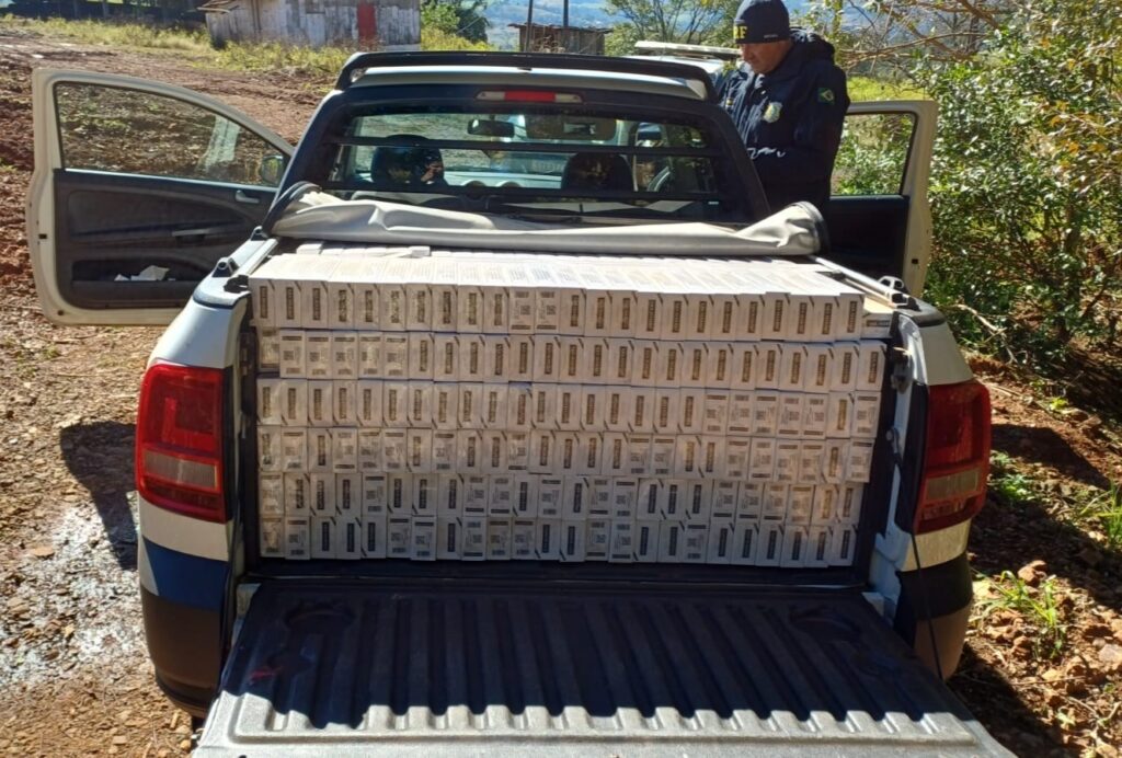 PRF apreende cerca de 15 mil maços de cigarros contrabandeados após perseguição na BR-163