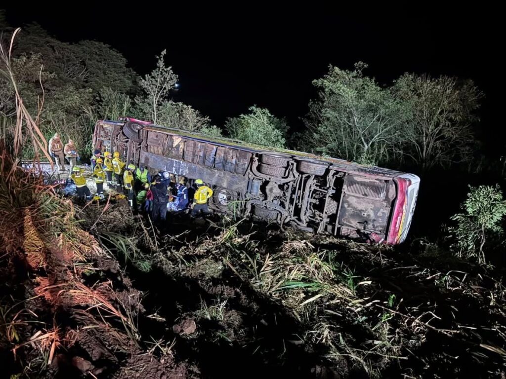 Tombamento de ônibus na SC-492 deixa três mortos e vítimas no Oeste de Santa Catarina
