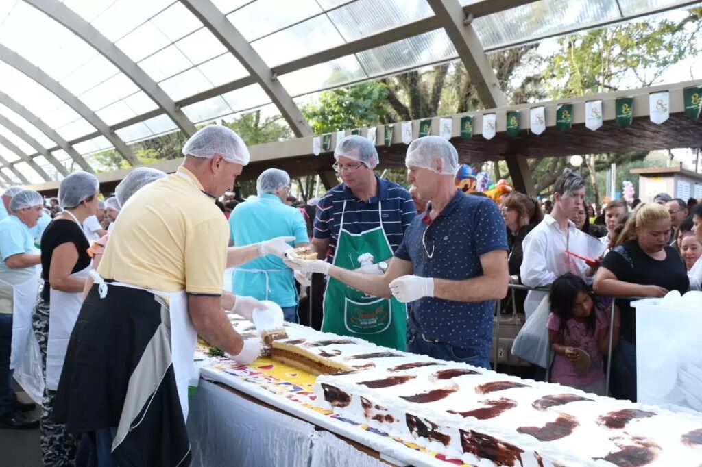 Grupo Passarela assina o tradicional bolo do aniversário de Concórdia