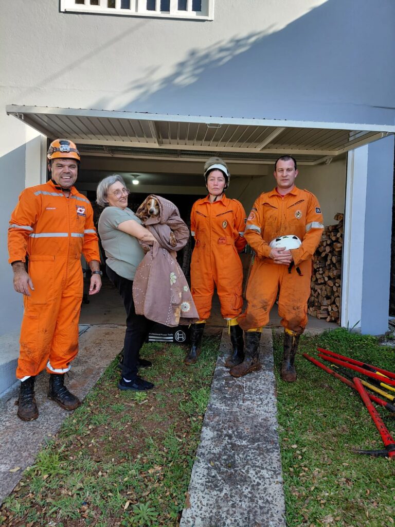 Cachorro é resgatado com vida após ficar soterrado sob muro em Concórdia