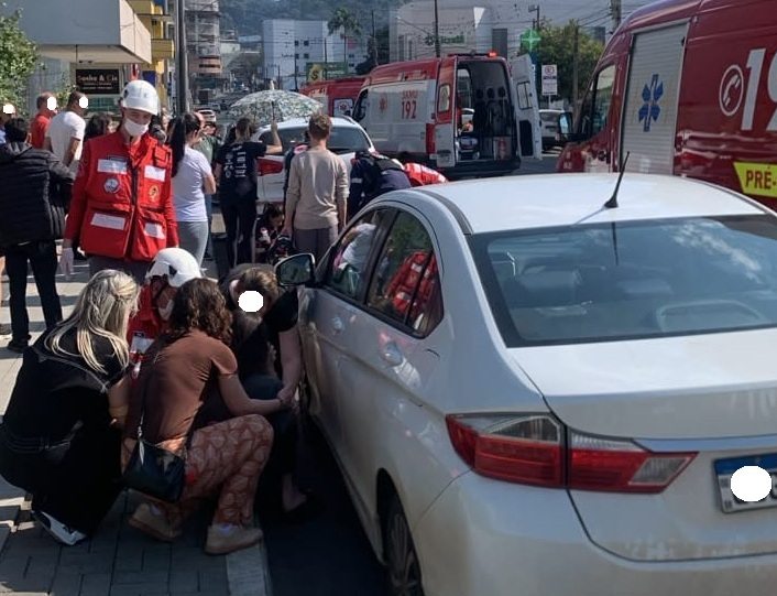 Três pessoas ficam feridas em acidente entre carro e moto no centro de Concórdia