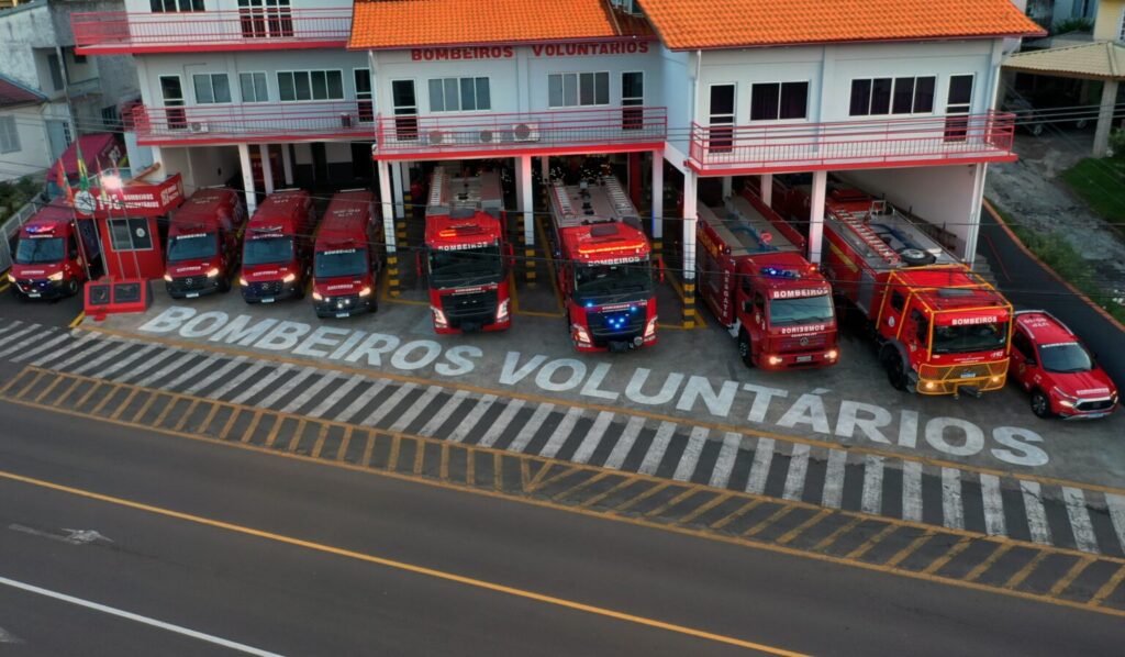 Idosos ficam feridos após carro capotar em Concórdia