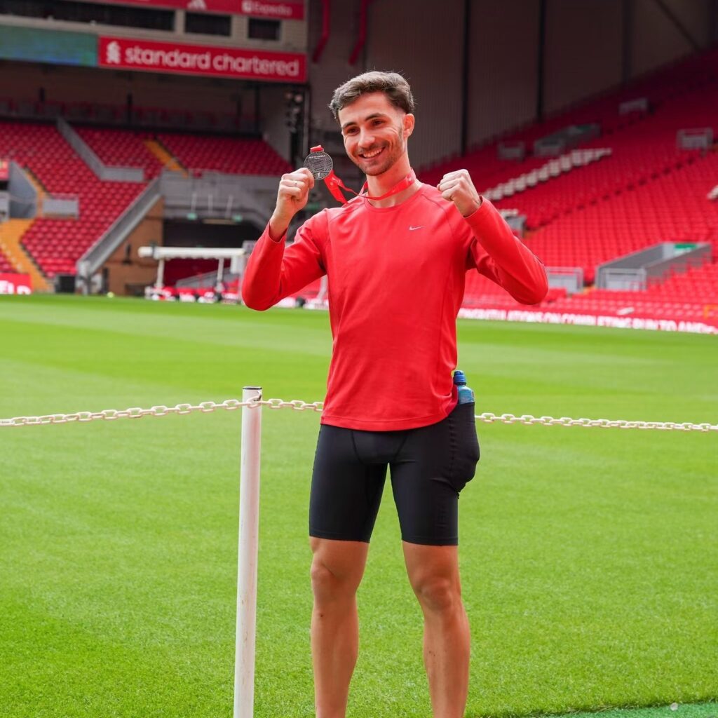 Atleta de Concórdia conquista 2º lugar em corrida com chegada no estádio do Liverpool