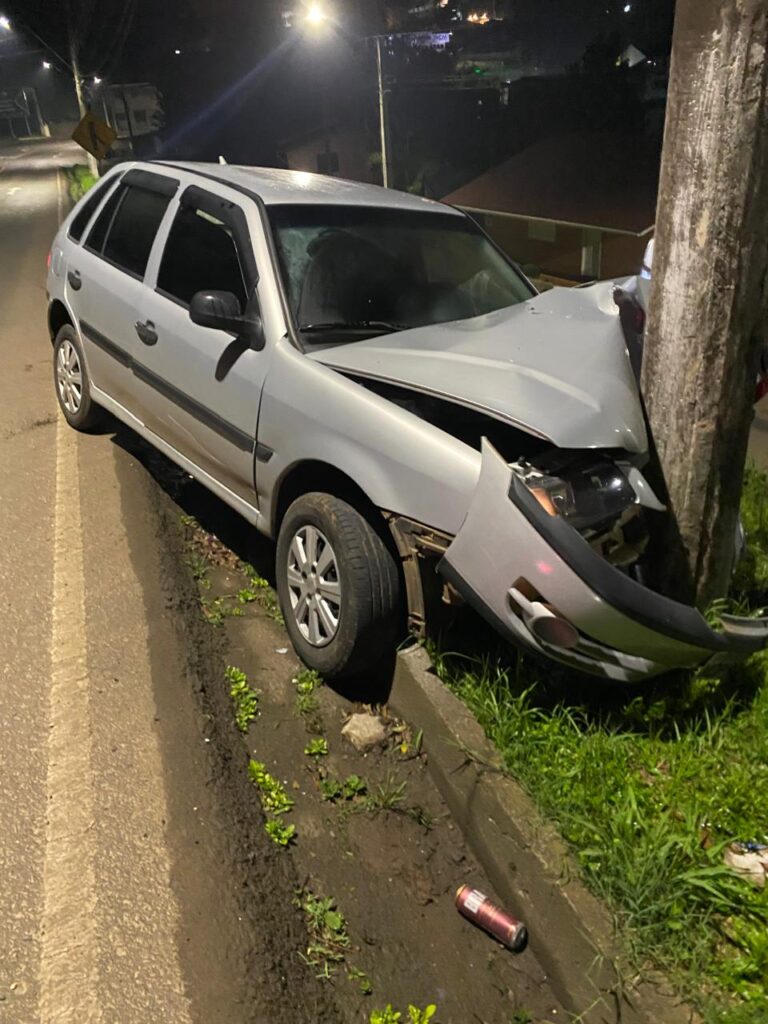 Carro bate em poste e causa danos de elevada monta em Concórdia