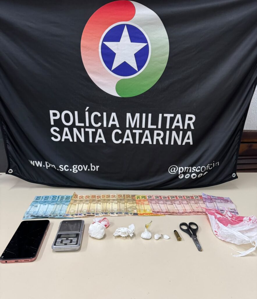 Polícia Militar apreende mulher por tráfico de drogas