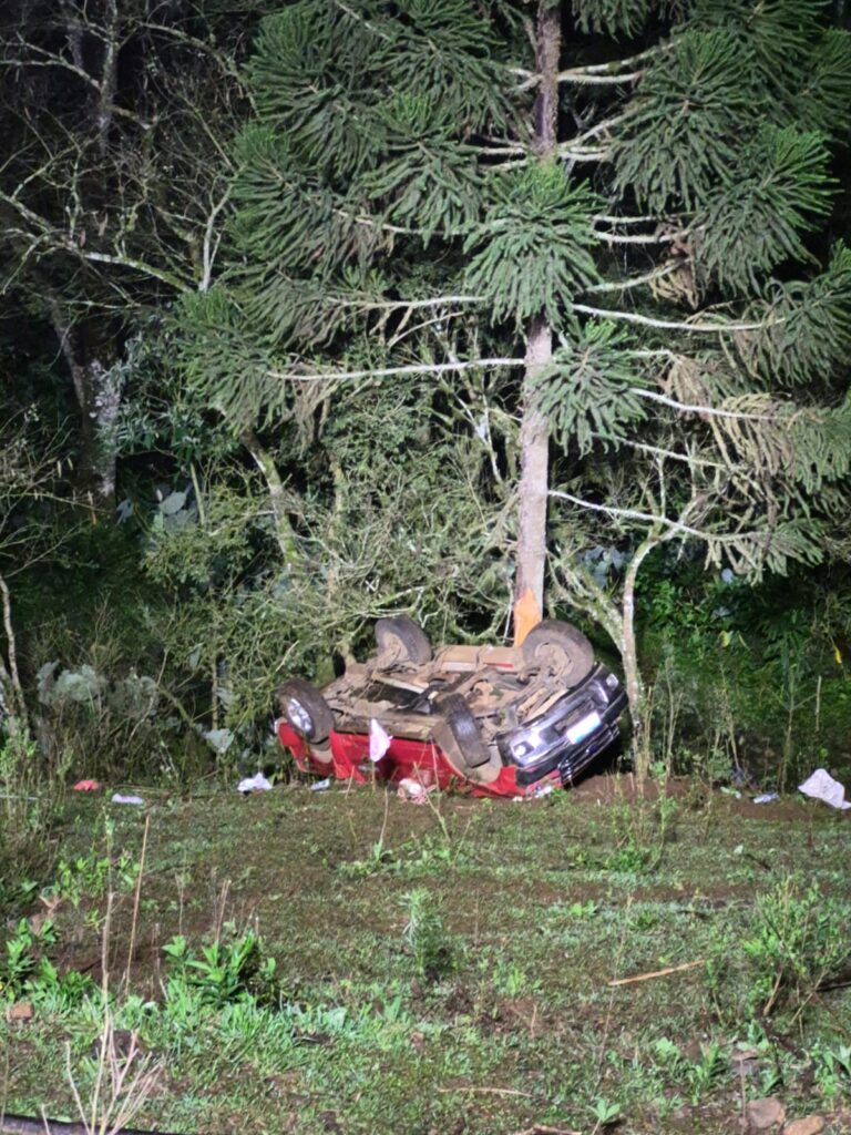 Grave acidente no interior de Concórdia deixa uma mulher morta e homem ferido após picape cair em ribanceira