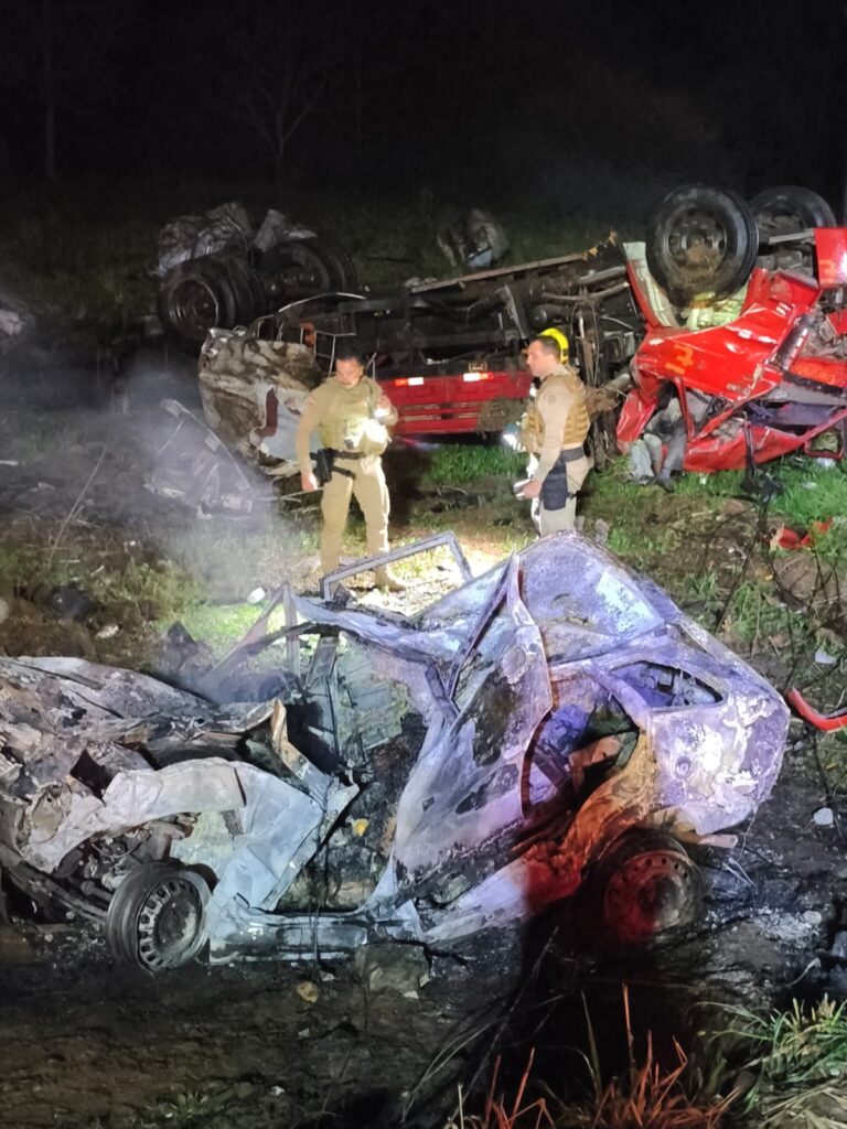Grave acidente entre caminhão e carro deixa quatro mortos na SC-305 no Oeste catarinense