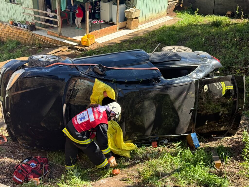 Capotamento de veículo é registrado no bairro Guilherme Reich, em Concórdia