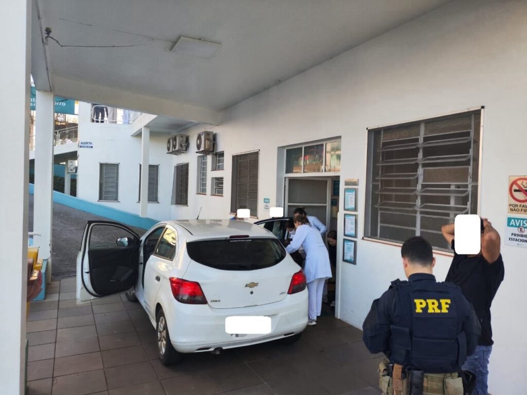 Mulher de Concórdia dá à luz dentro do carro e recebe escolta da PRF até hospital