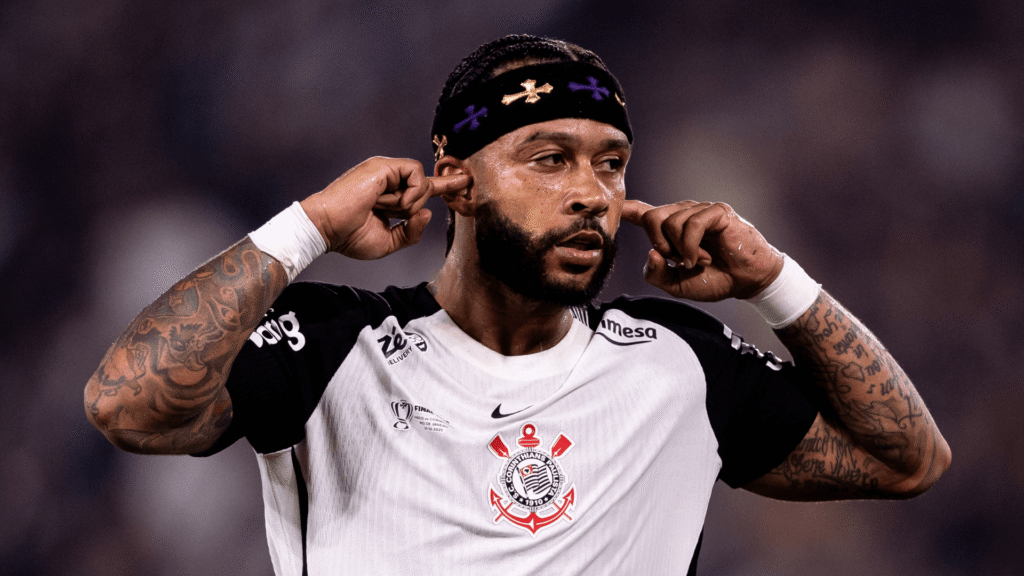 Memphis Depay negocia com rivais após Corinthians desistir de renovação