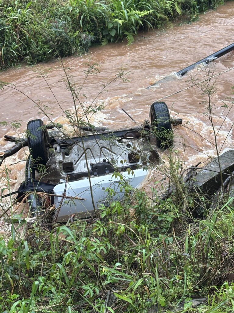 Carro cai em rio após perder o controle em Concórdia