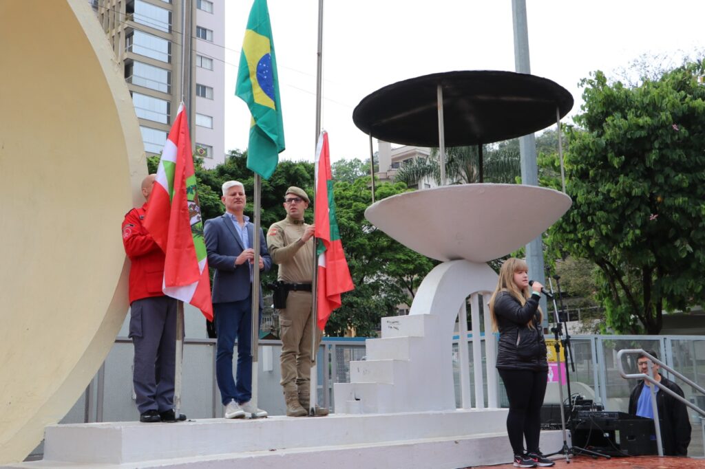 Hasteamento das bandeiras marca a abertura da Semana da Pátria