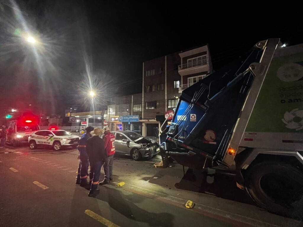Acidente envolve caminhão de coleta e carro no Centro de Concórdia