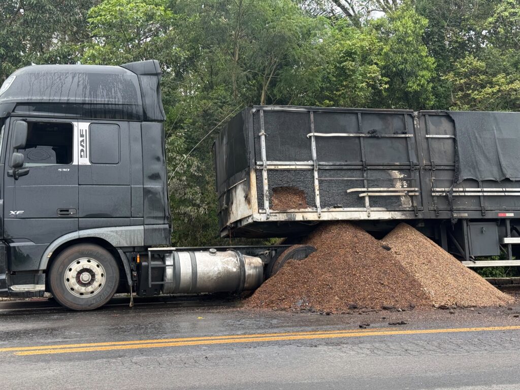 Carreta carregada com resíduos de soja pega fogo na BR-153, em Concórdia
