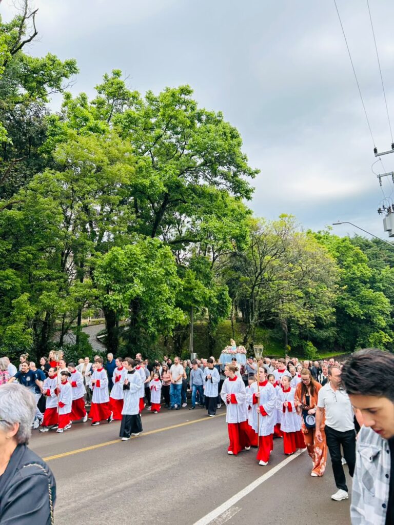 Multidão participa da procissão da Romaria de Nossa Senhora da Salete em Concórdia