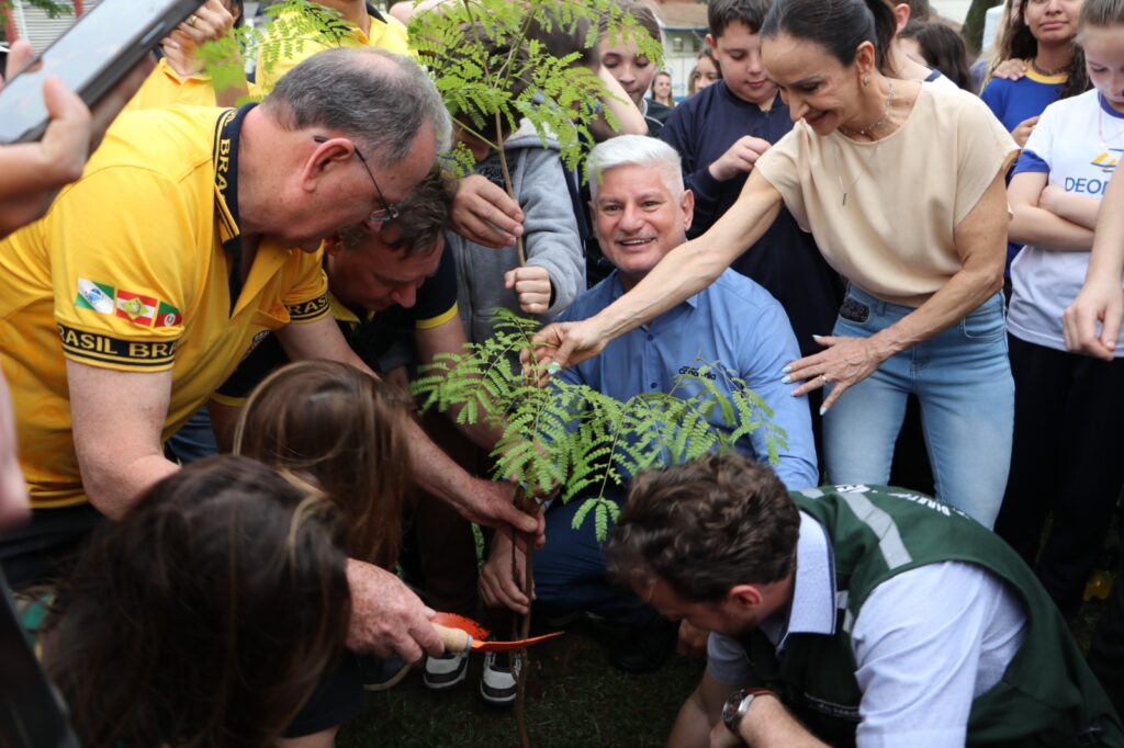 Plantio de cinco sibipirunas na Praça Dogello Goss em comemoração ao Dia da Árvore