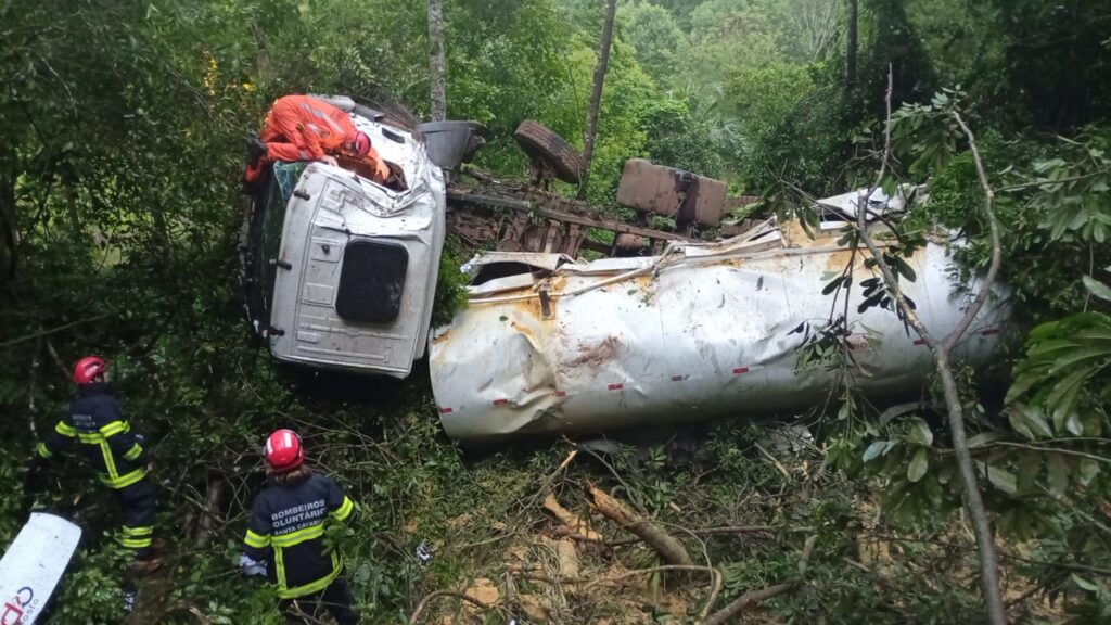Caminhão carregado com ração capota e deixa motorista preso às ferragens em Arabutã