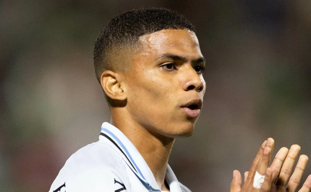 Golpista se passa por Luís Castro, tira R$ 22 mil de atacante do Grêmio e tenta enganar ídolo do clube