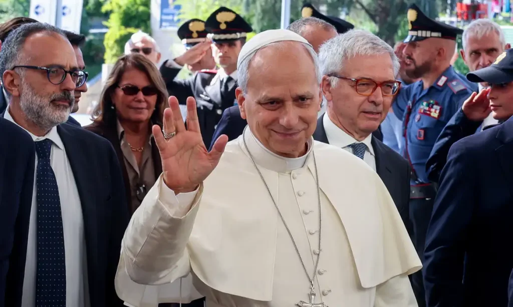 Papa Leão XIV recebe alta após cirurgia e mantém agenda no Vaticano