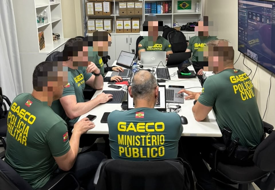 Operação Tabuleiro é deflagrada contra integrantes de facção criminosa com atuação no Oeste catarinense