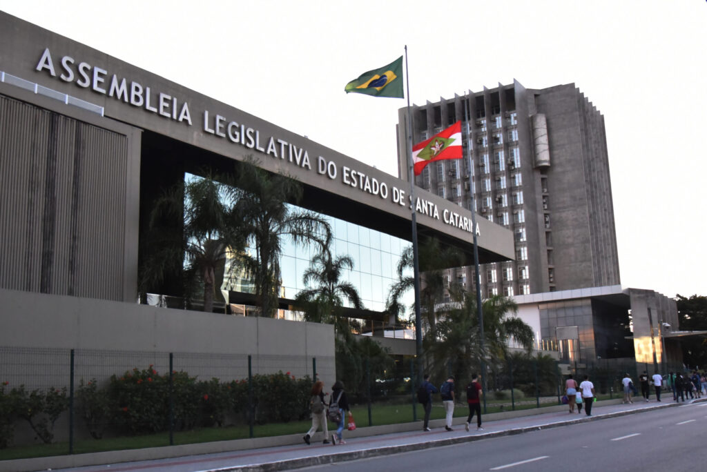 Veja os 40 deputados estaduais eleitos por Santa Catarina