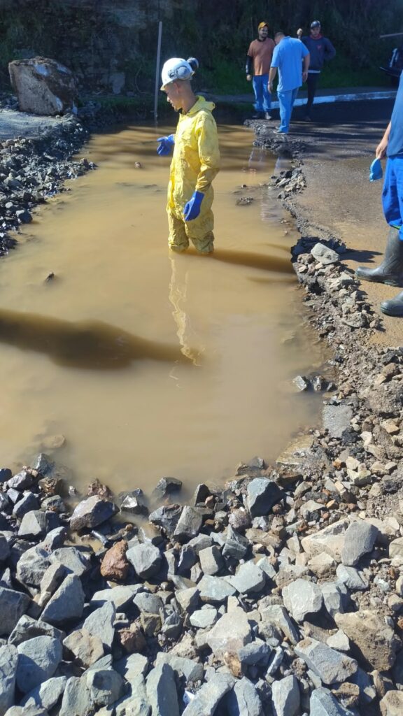 Obra de asfaltamento rompe adutora e causa desabastecimento em oito bairros